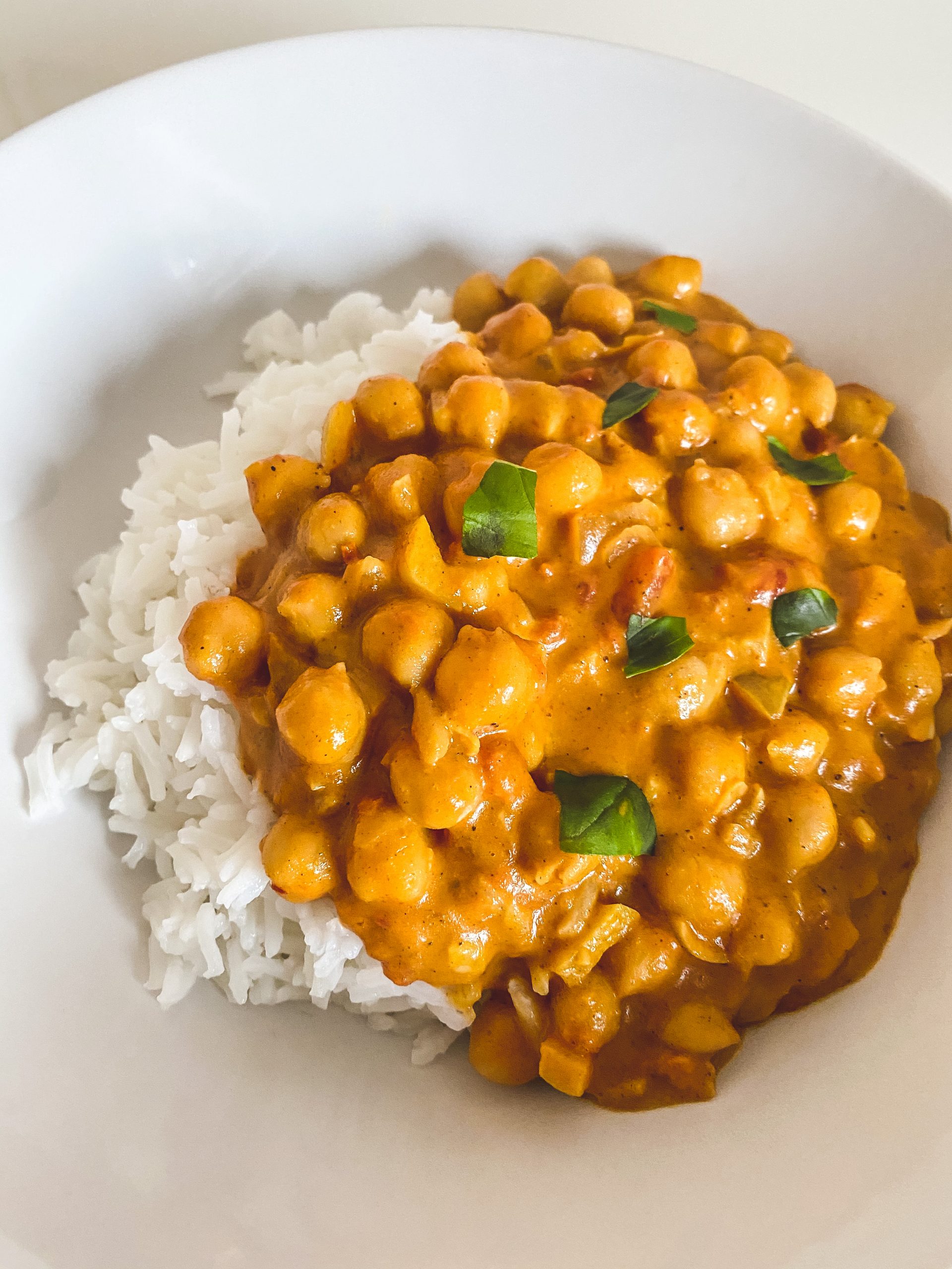 Schnelles Kichererbsen-Curry mit Kokosmilch [nur 20 Minuten] - Reiseschmaus