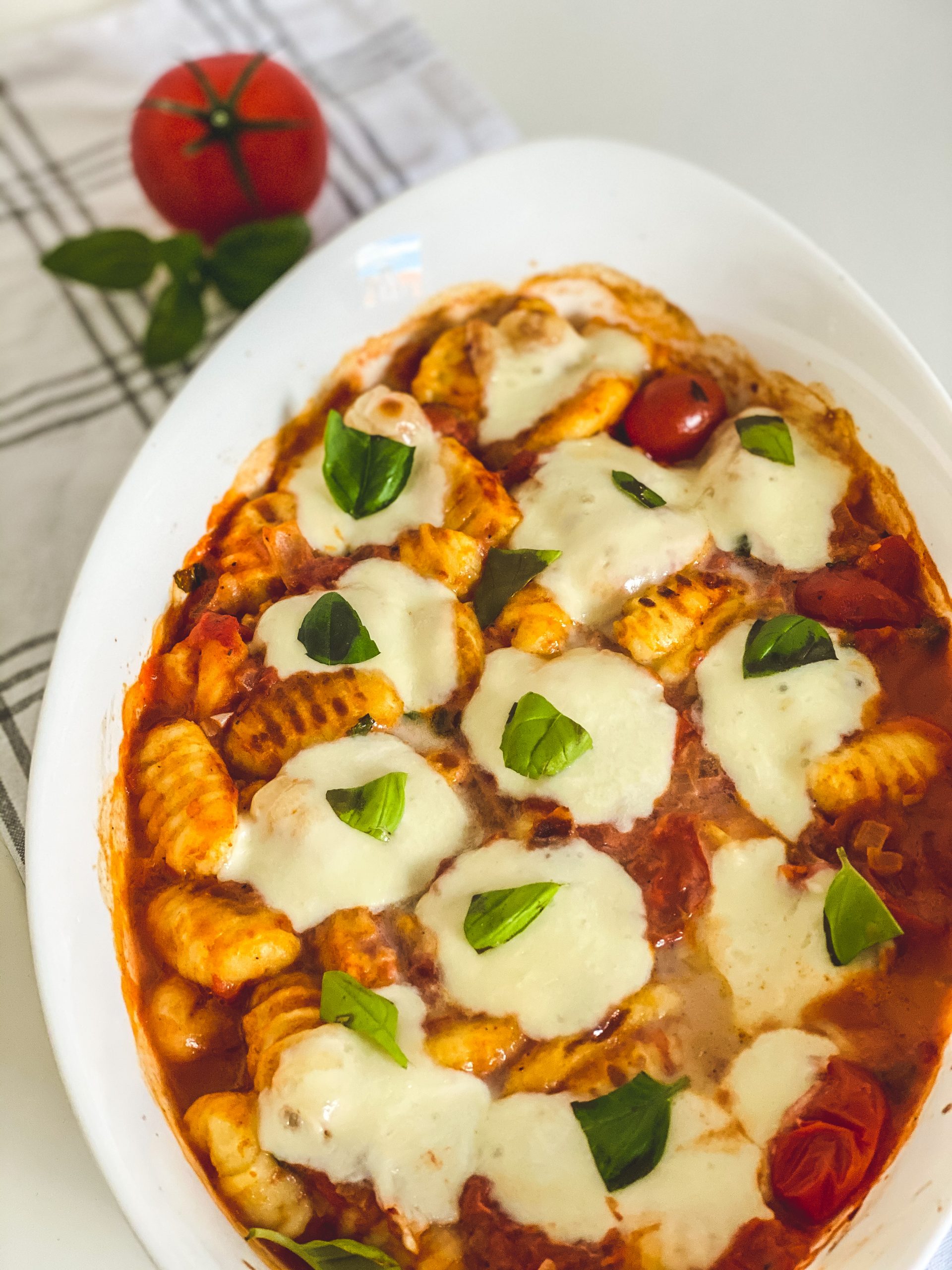 Vegetarischer Gnocchi Auflauf mit Tomate und Mozzarella [nur 20 Minuten]