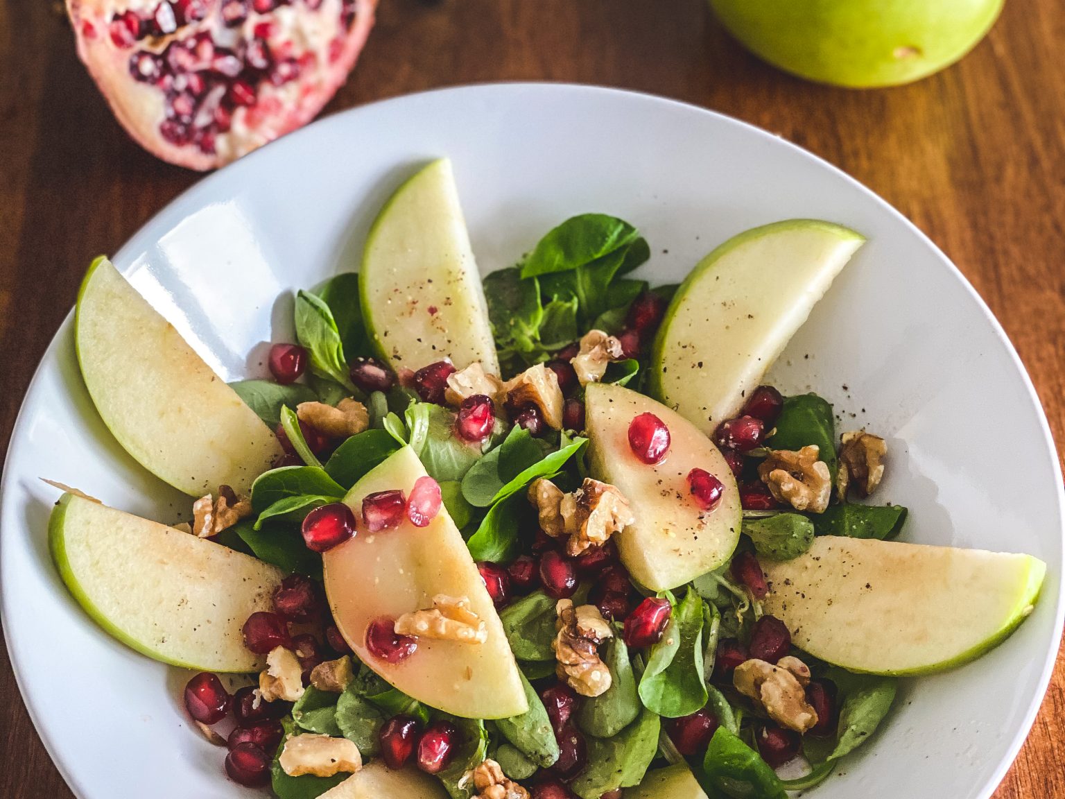 Feldsalat mit Granatapfel und Nüssen - frisch und fruchtig Feldsalat mit Granatapfel und Nüssen - frisch und fruchtig