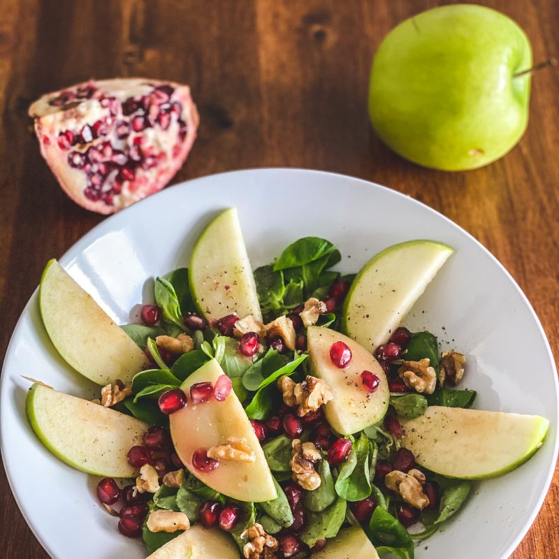 Feldsalat mit Granatapfel und Nüssen - frisch und fruchtig Feldsalat mit Granatapfel und Nüssen - frisch und fruchtig