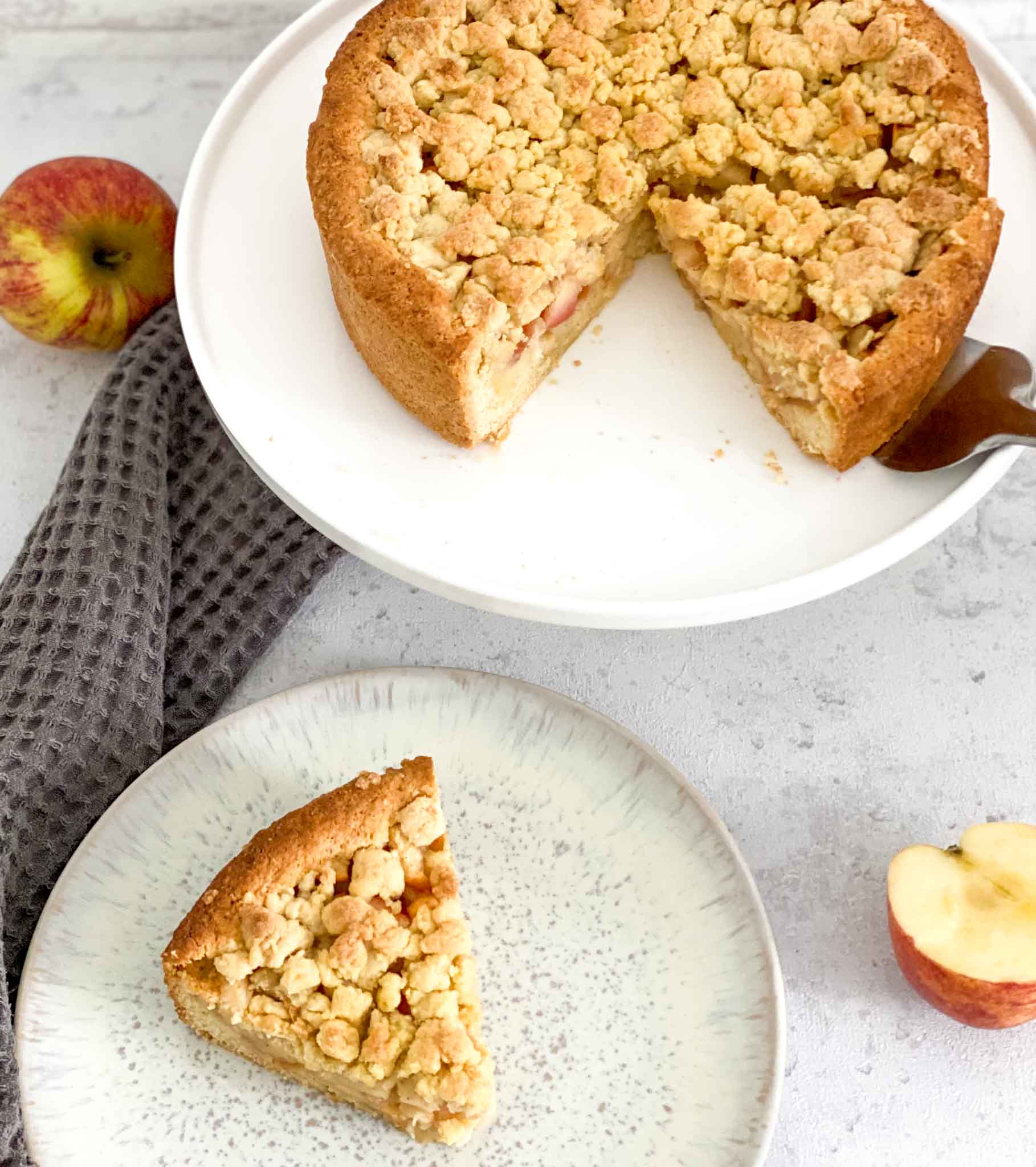 Einfacher Apfelkuchen mit Streusel [saftig und lecker]