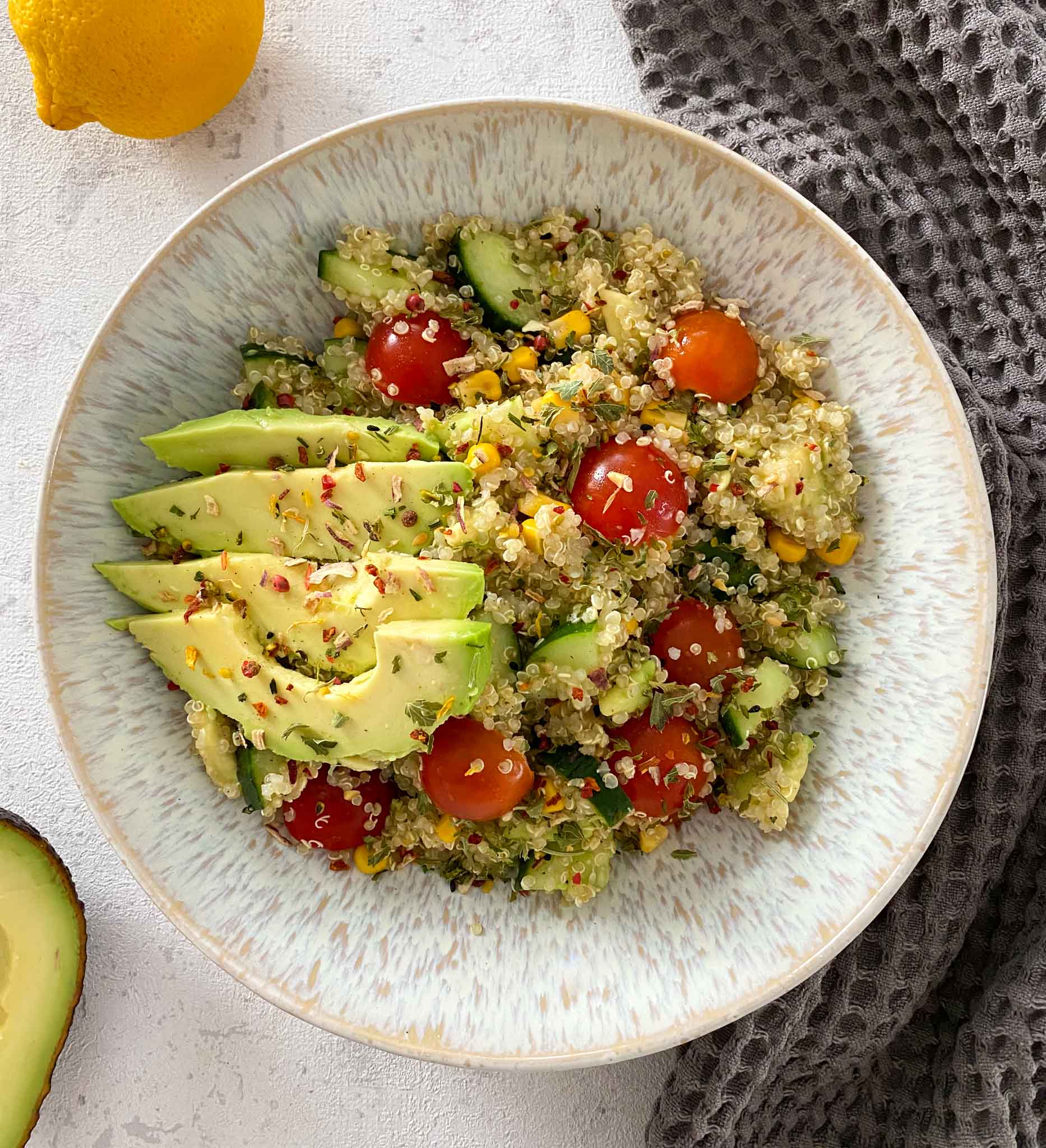 Quinoa Salat mit Avocado [einfach &amp; vegan]