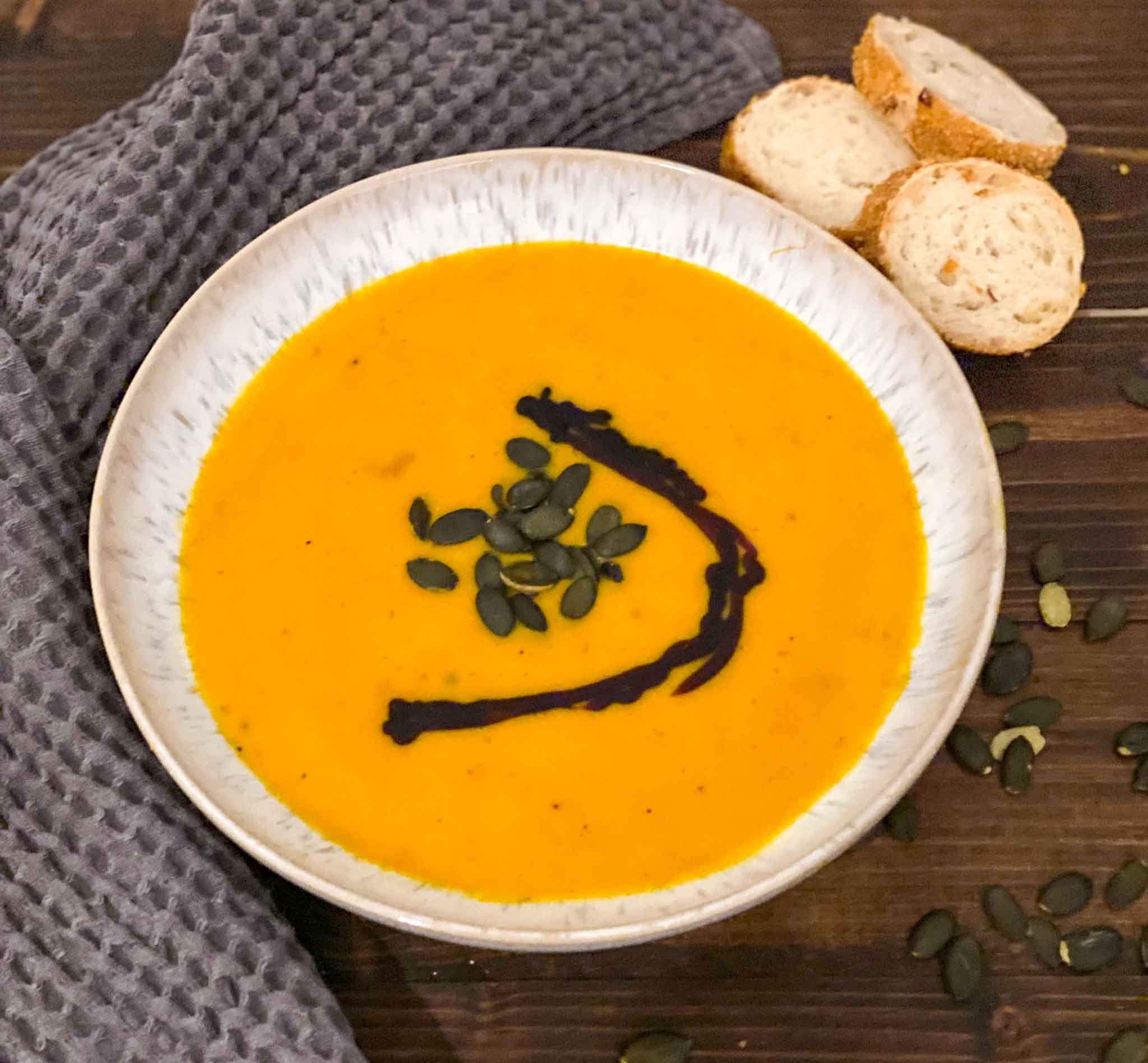 Cremige Kürbissuppe mit Kokosmilch [einfaches Rezept]
