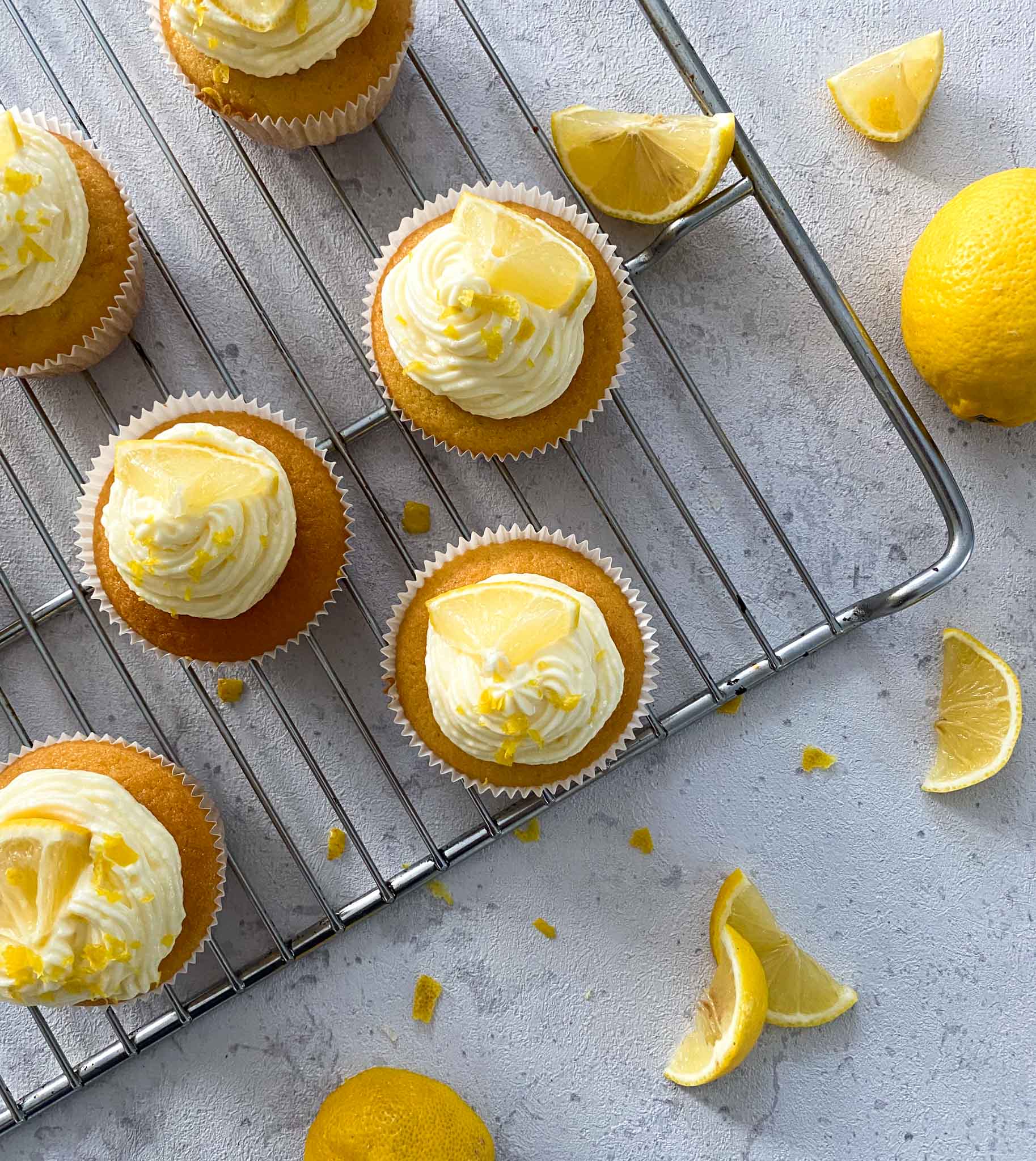 Saftige Zitronen Cupcakes mit Frischkäse-Frosting Saftige Zitronen Cupcakes mit Frischkäse-Frosting