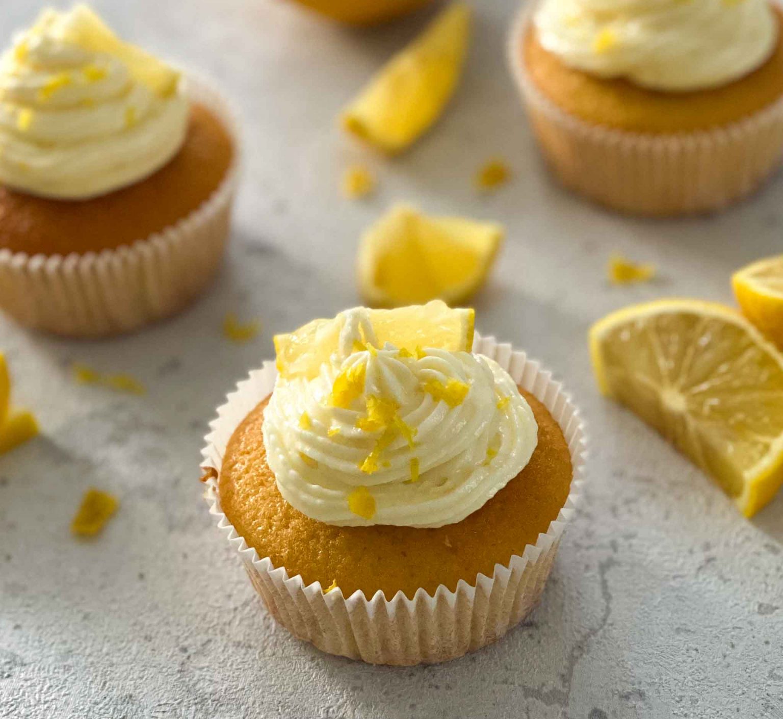 Saftige Zitronen Cupcakes mit Frischkäse-Frosting
