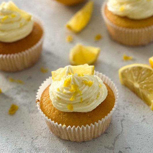 Saftige Zitronen Cupcakes mit Frischkäse-Frosting Saftige Zitronen Cupcakes mit Frischkäse-Frosting
