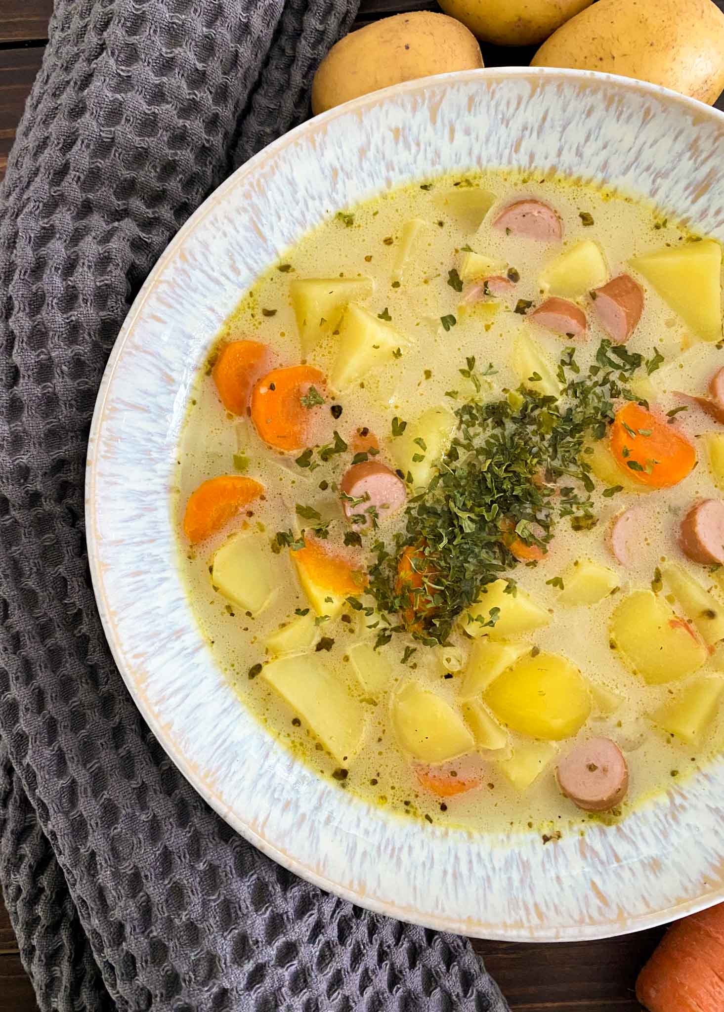 Einfache Kartoffelsuppe mit Würstchen