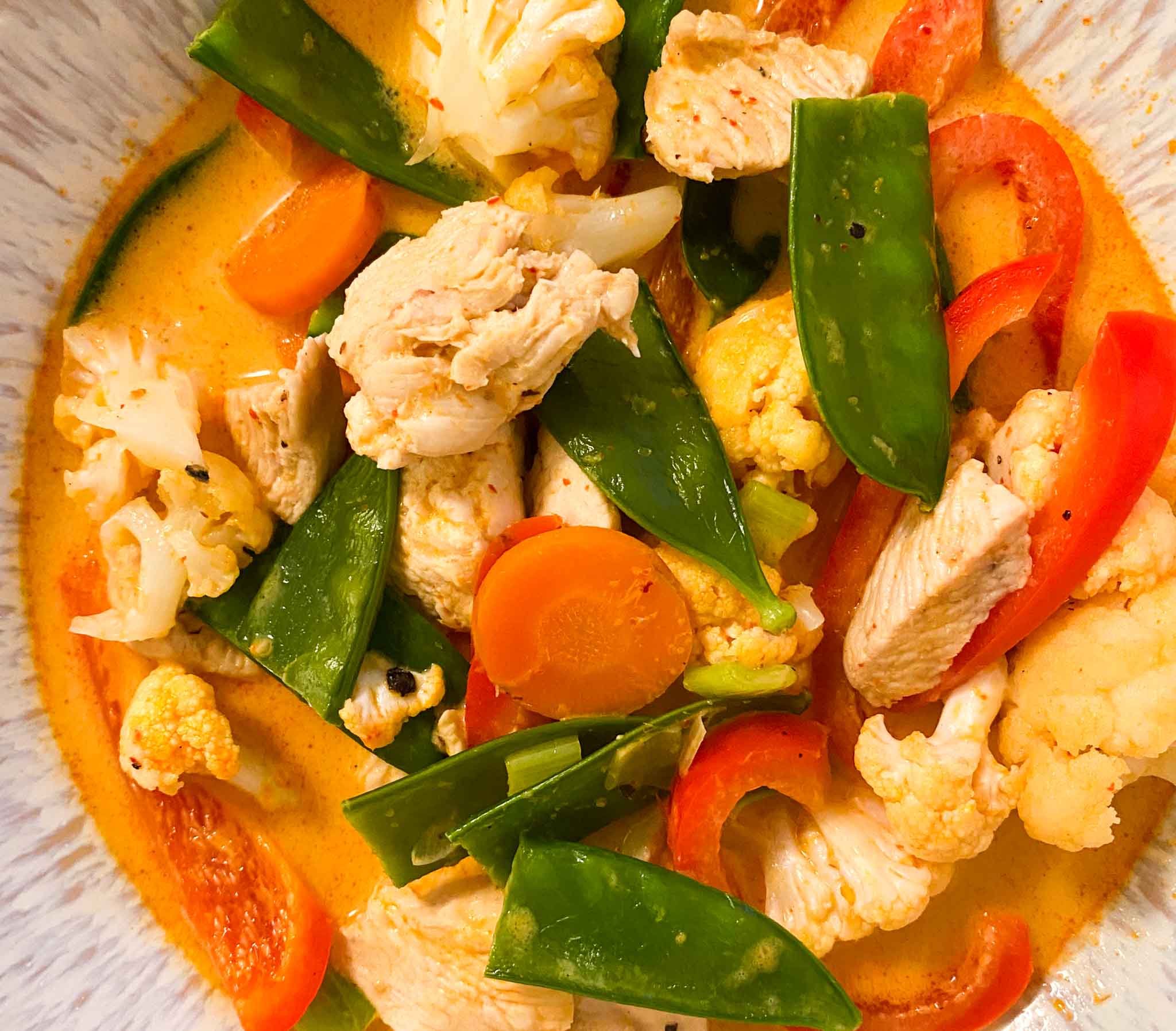 Rotes Thai Curry mit Hähnchen