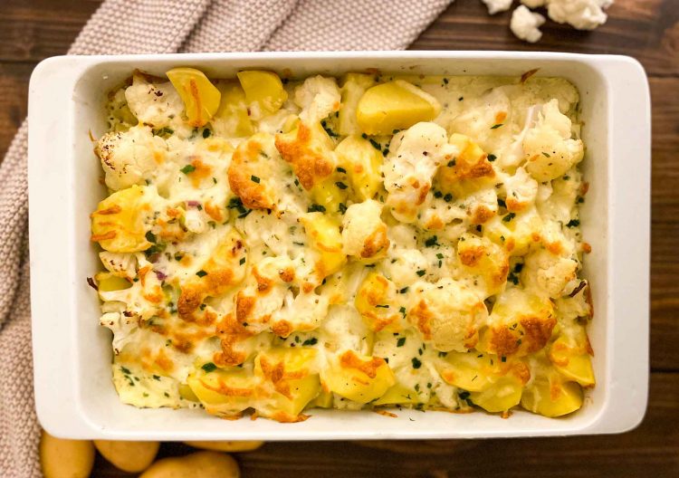 Einfacher Blumenkohlauflauf mit Kartoffeln [cremig &amp; knusprig überbacken]