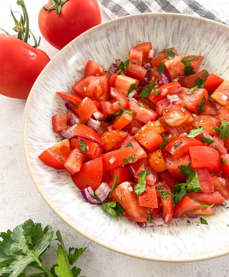 Tomatensalat mit Zwiebeln [schnell &amp; einfach]