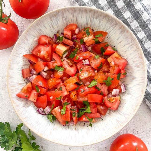 Tomatensalat mit Zwiebeln [schnell &amp; einfach]