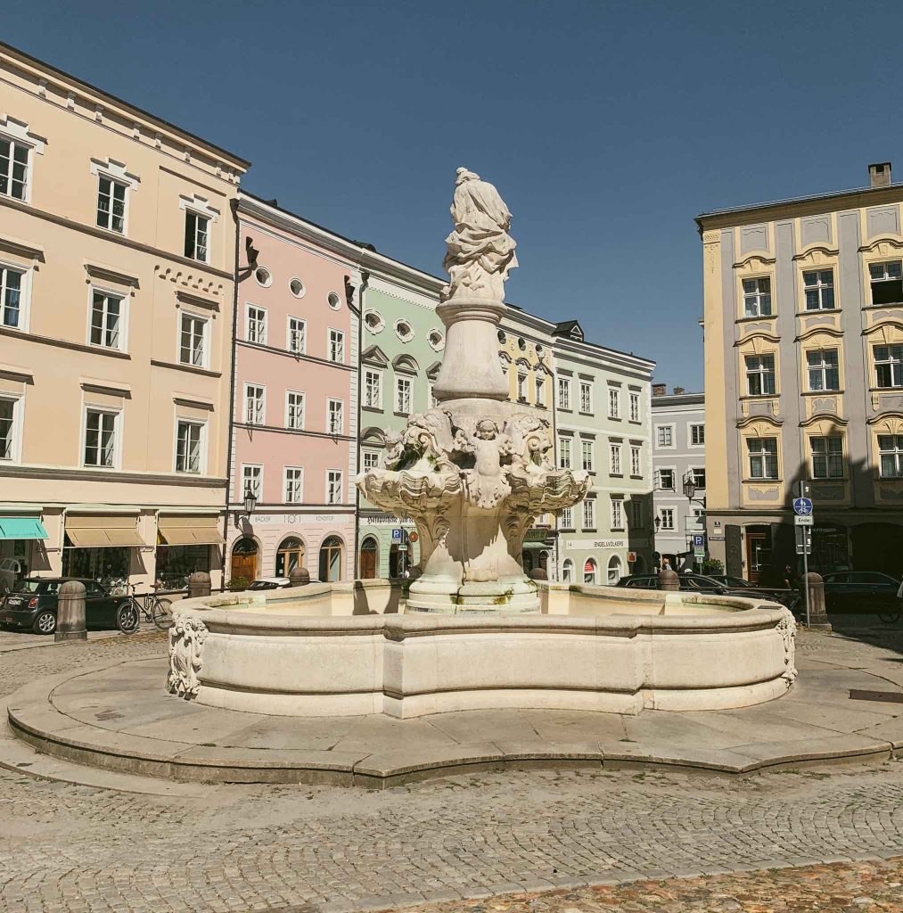 Passau Residenzplatz Brunnen