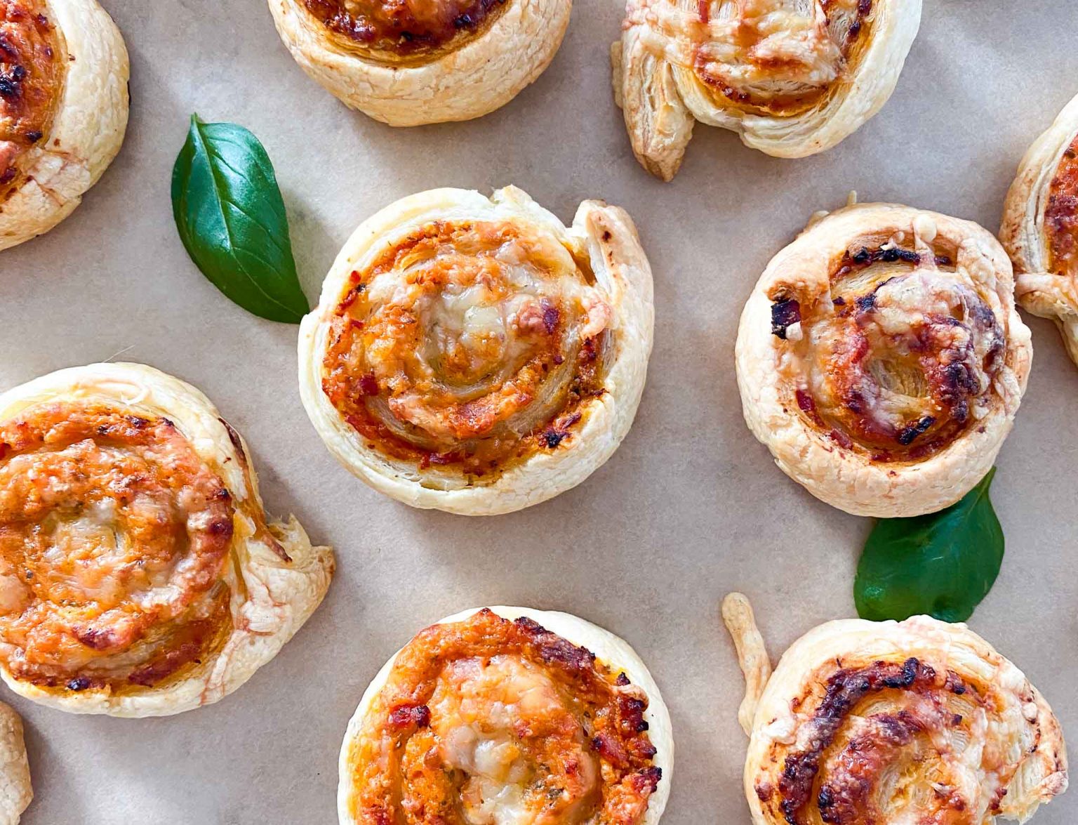 Pizzaschnecken mit Blätterteig [einfach &amp; schnell]