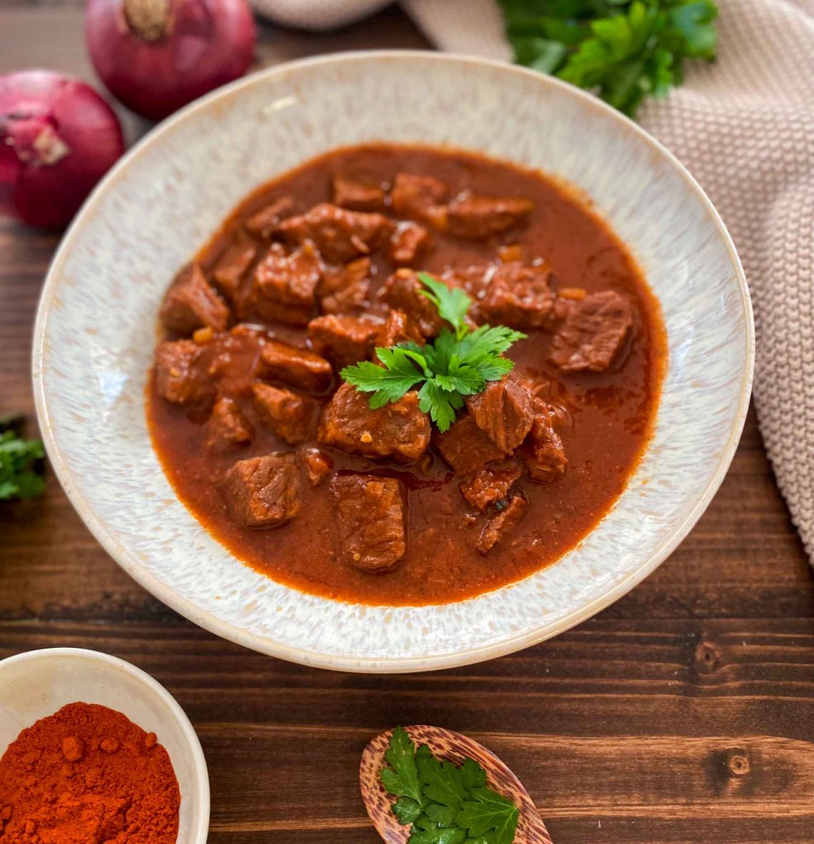 Klassisches Rindergulasch [einfaches Rezept]