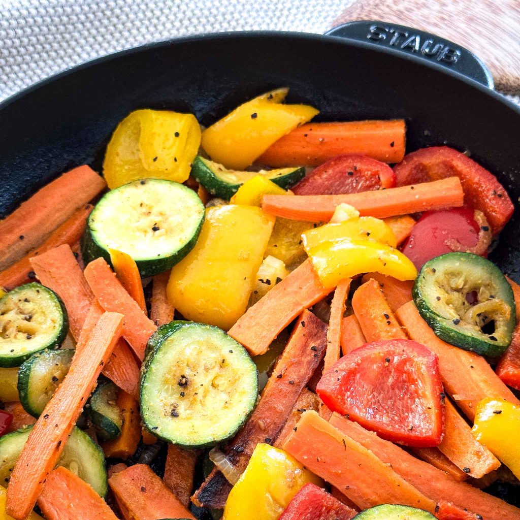Gemüsepfanne mit Paprika Karotten Zucchini
