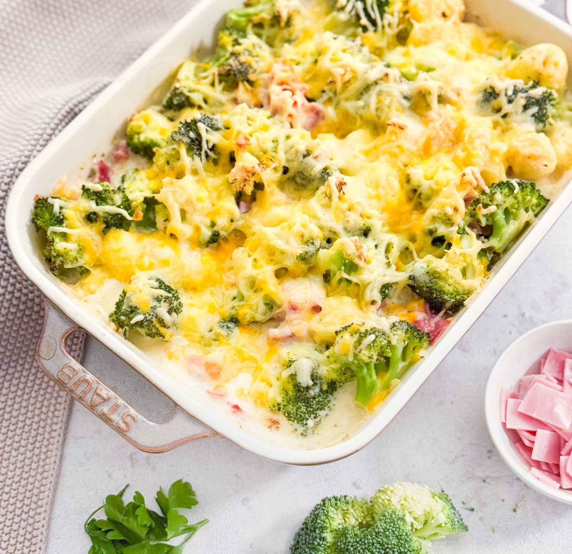 Schneller Gnocchi Auflauf mit Brokkoli und Schinken