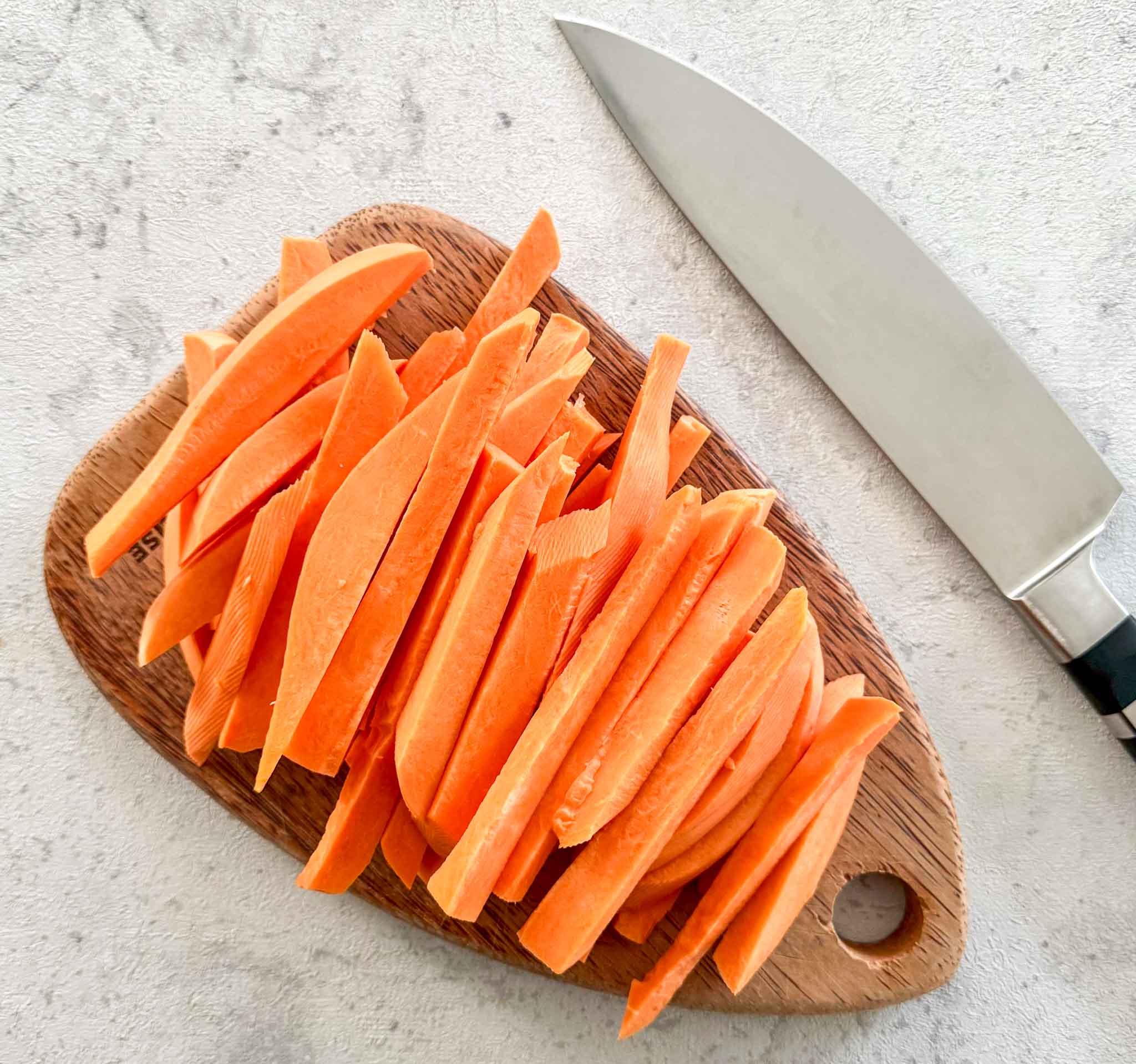 Knusprige SüßkartoffelPommes aus der Heißluftfritteuse