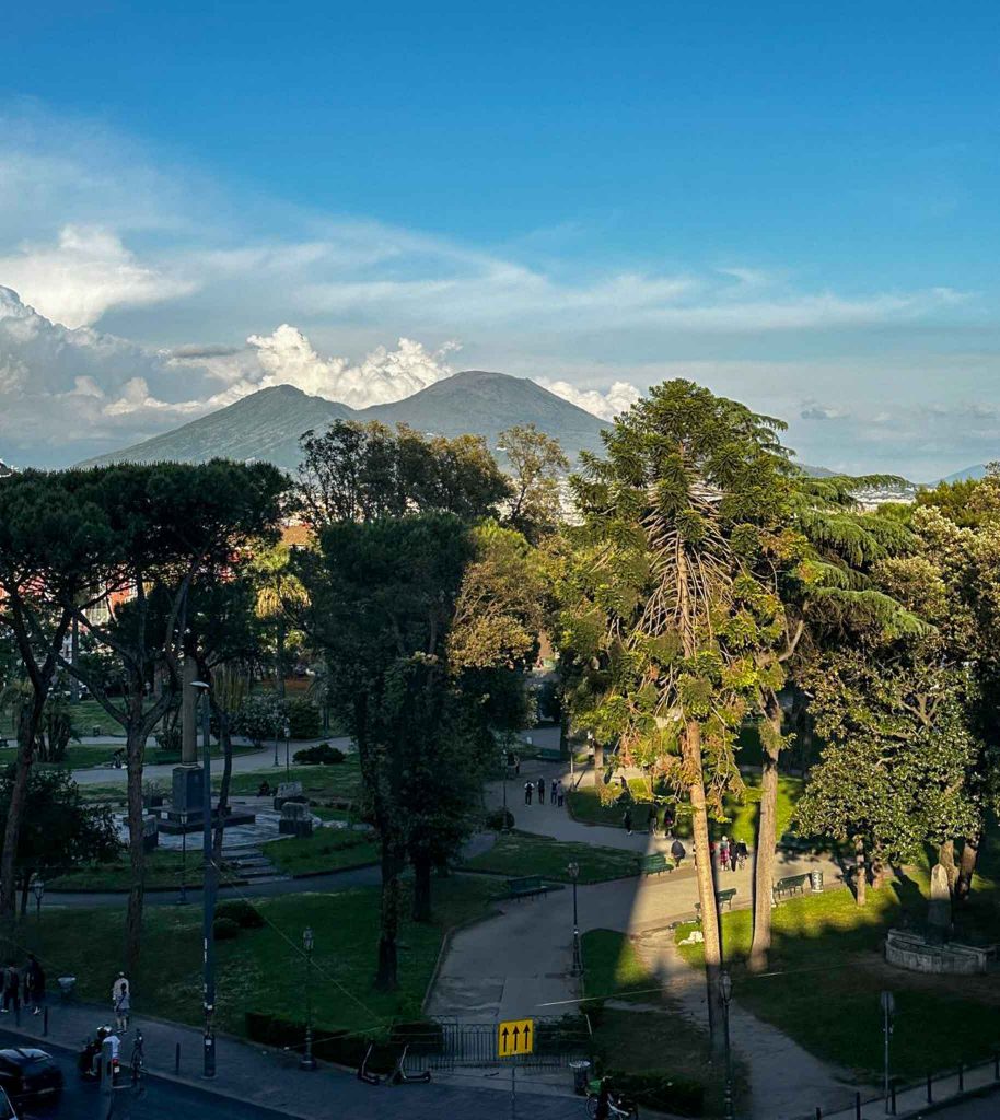 Neapel mit Vesuv im Hintergrund