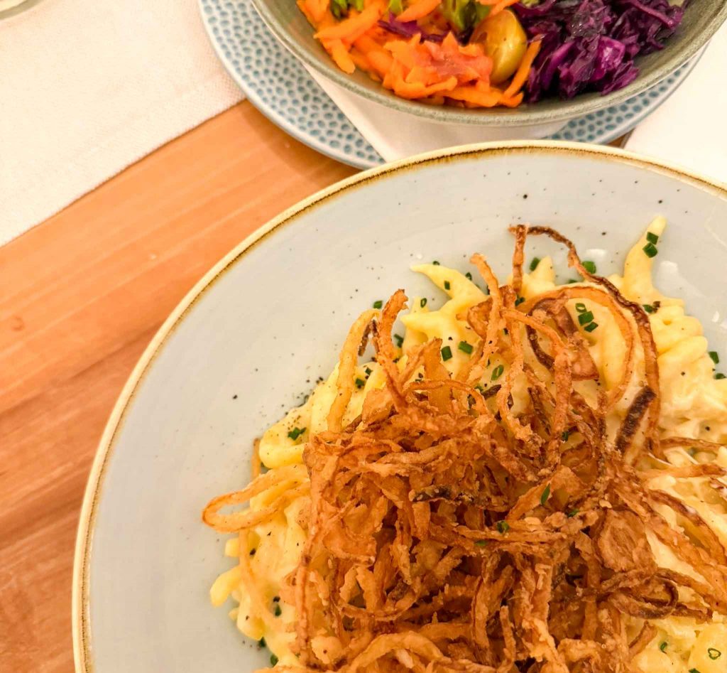 Urlaub am Tegernsee: Die besten Aktivitäten und Tipps 16 Käsespätzle Schlosswirtschaft