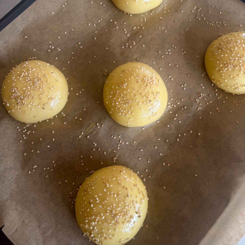 Brioche Buns selber machen (einfaches Rezept) 6 Brioche Buns nach der Gehzeit
